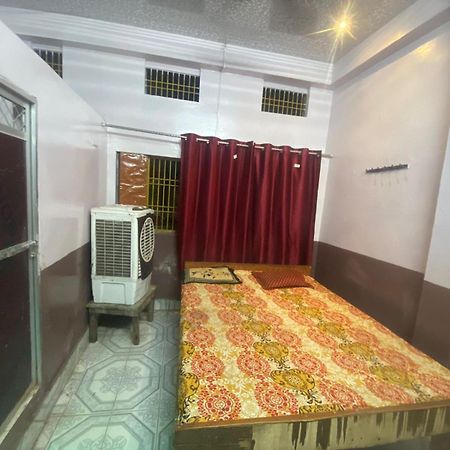 Hotel Yatri Niwas فاراناسي المظهر الخارجي الصورة