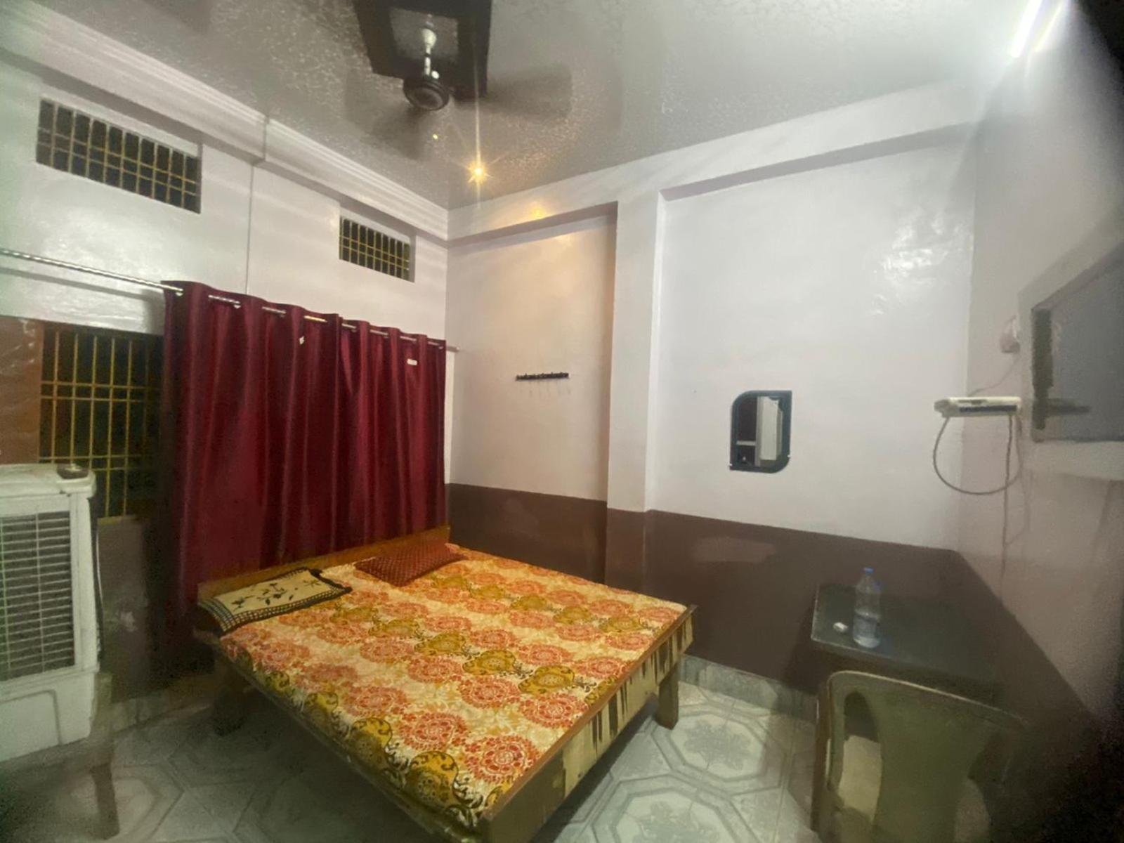 Hotel Yatri Niwas فاراناسي المظهر الخارجي الصورة