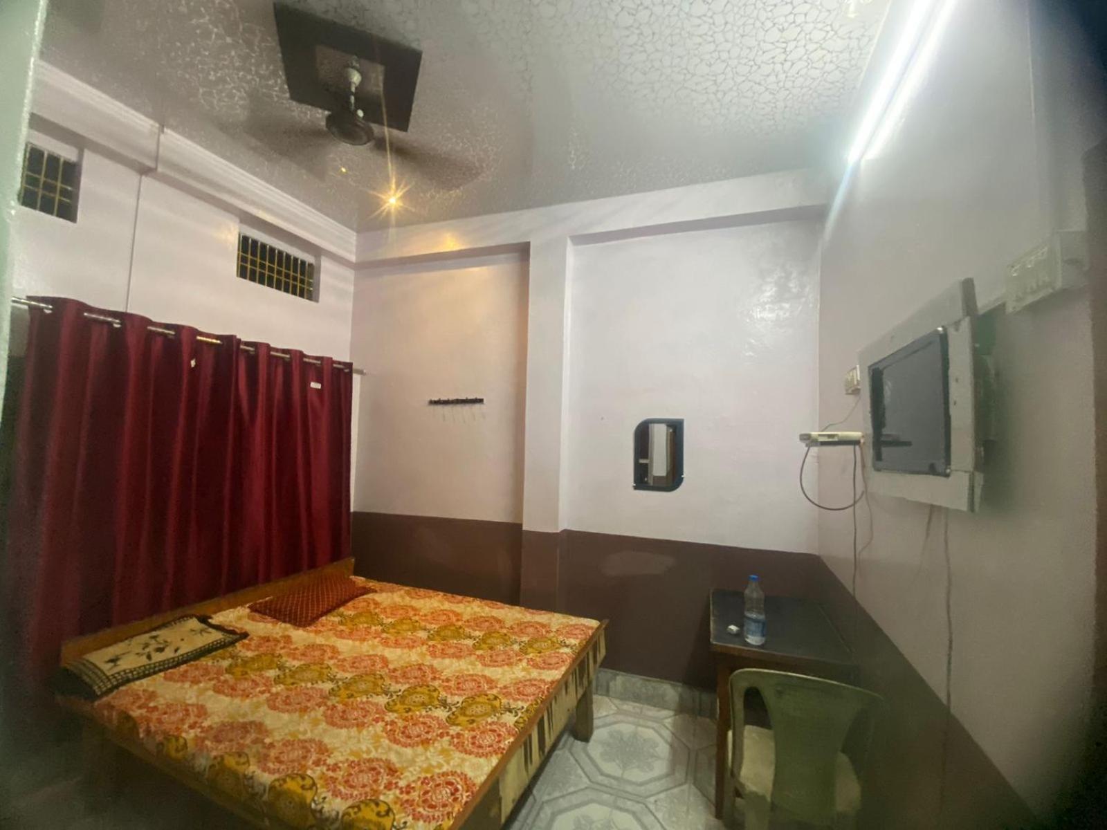 Hotel Yatri Niwas فاراناسي المظهر الخارجي الصورة